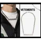 Vetements ヴェトモンコピー シルバートーンゴシックロゴペンダントネックレス