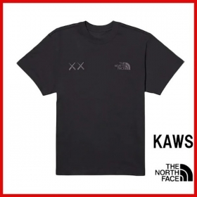 【コラボ】KAWS×ザ・ノースフェイス 偽物 Tシャツ